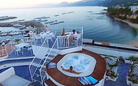 Bue Marino Hotel & Rooftop Bar